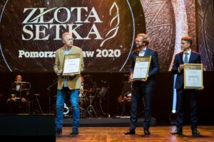 zdjęcie z uroczystej gali przedstawiających laureatów nagród Złotej Setki Pomorza i Kujaw 2020