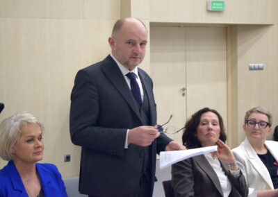 zdjęcia z przekazania datków zebranych na Marszałkowskim Balu Dobroczynnym