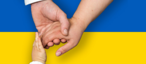 pomocne dłonie na tle flagi ukrainy